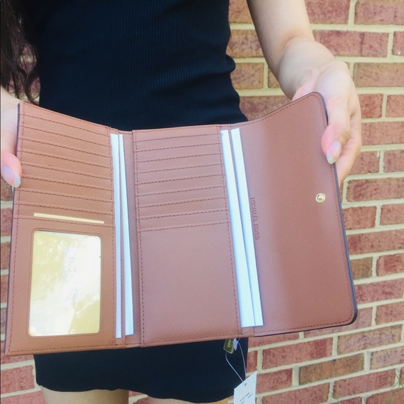 NWT Michael Kors Vanilla large tote with wallet - Picture 8 of 9